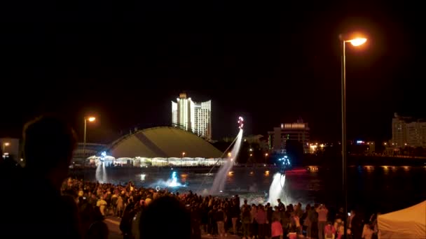 Flyboard show a turisztikai központ éjszakai város Minszk, Fehéroroszország — Stock videók