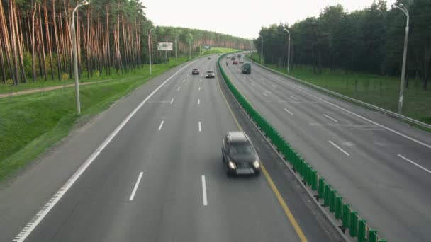 Пробки с пробками на дороге в большом городе, камера видеонаблюдения — стоковое видео