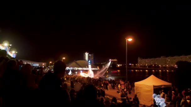 Flyboard show no centro turístico cidade noturna Minsk, Belarus — Vídeo de Stock