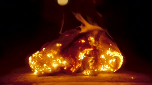 Zbliżenie ognia jasno palącego się przez wełnę stalową i powodującego, że się rozpada — Wideo stockowe