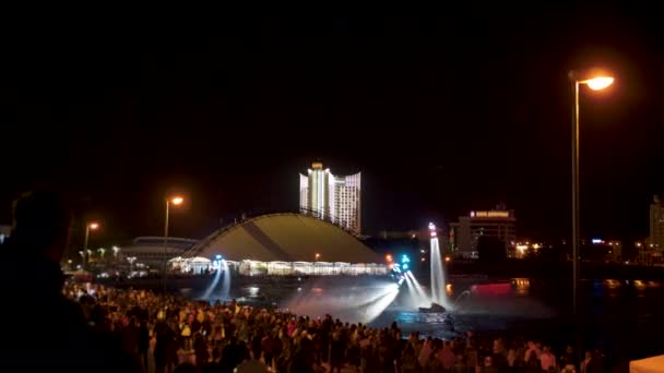 Flyboard show no centro turístico cidade noturna Minsk, Belarus — Vídeo de Stock