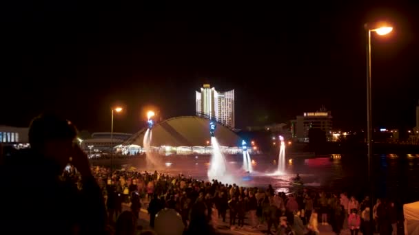 在白俄罗斯明斯克旅游中心夜市举行的跳板表演 — 图库视频影像
