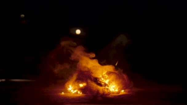 Fechar-se de um fogo brilhantemente queimando através de lã de aço e fazendo com que ele se desmorone — Vídeo de Stock