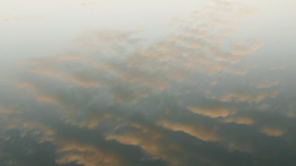 Molnreflektion på sjöns yta på hösten morgon — Stockvideo