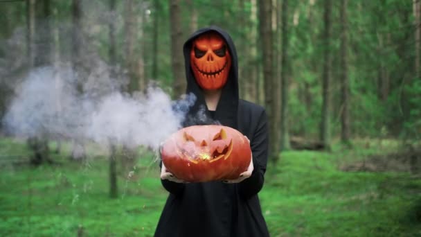 Nő coak veszi tök füst a halloween őszi erdőben — Stock videók