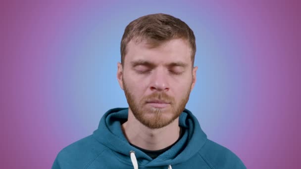 Muž cvičí jógu meditace se zavřenýma očima uvnitř během 1 hodiny — Stock video