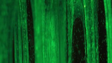 Renkli yapışkan sümük koyu arkaplanda tepeden tırnağa uzanıyor