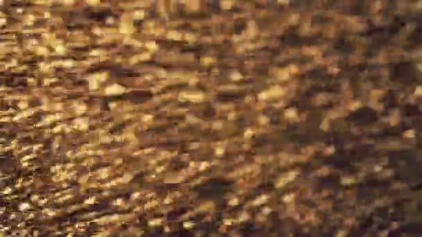 Des particules d'or abstraites avec un bokeh flou et déconcentré bouge chaos, flocons de neige 