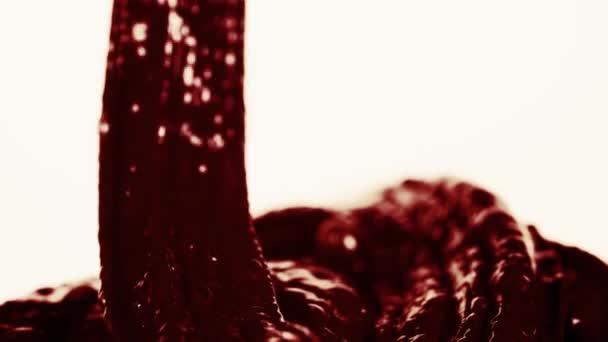 Pâte de tomate Ketchup pressée sur la table 