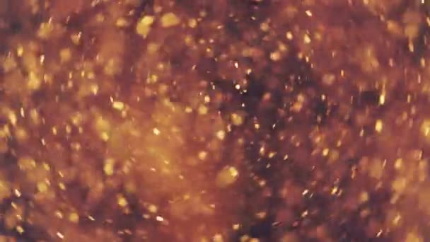 Bulanık çözünmüş bokeh ile soyut altın parçacıklar kaosu ve kar tanelerini hareket ettirir — Stok video