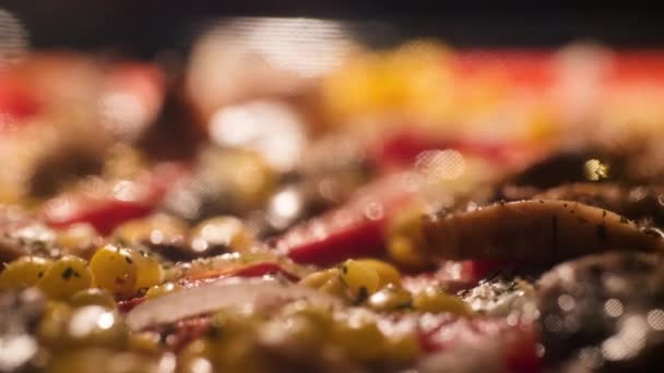 Cuocere una pizza vegana fatta in casa con pepe, mais e olive in forno. timelapse — Video Stock