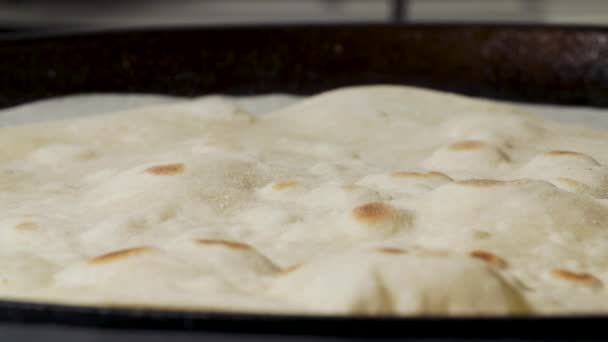 Pane pita tradizionale si gonfia con la bolla sulla padella — Video Stock