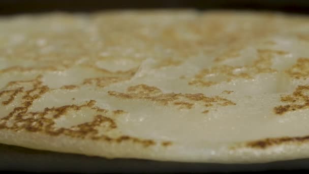 Домашний блинчик в сковородке, процесс переворачивания блина в сковородке — стоковое видео