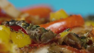 Mantarlı, biberli, mısırlı ve zeytinli ev yapımı vejetaryen pizza.