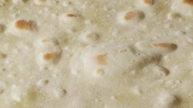 Geleneksel pita ekmeği tavada kabarcıkla şişer.