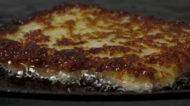 Patatesli gözleme draniki tavada sebze yağında kızartılır, makro shot.