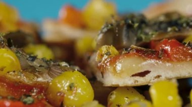 Mantarlı, biberli, mısırlı ve zeytinli ev yapımı vejetaryen pizza.