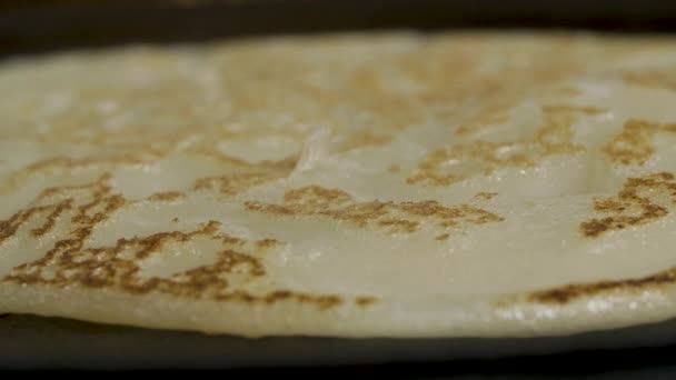 Κάνοντας τηγανητές τηγανίτες σε χυτοσίδηρο τηγάνι κορυφή άποψη — Αρχείο Βίντεο