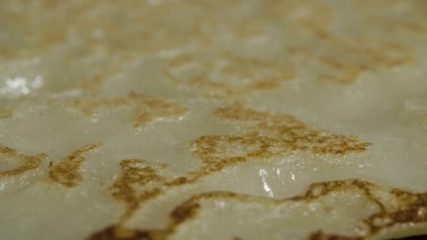 Gebratene Pfannkuchen in gusseiserner Pfanne von oben — Stockvideo