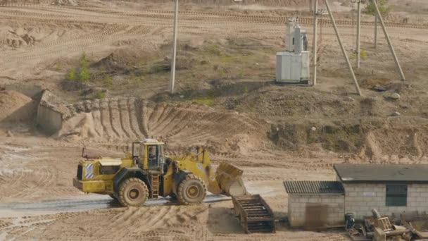 Camiones máquina funciona en la cantera de lastre de arena en el día nublado de verano — Vídeos de Stock