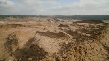 Yazın güneşli bir günde kum ocağı