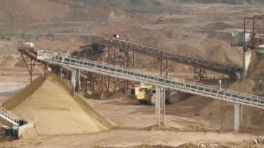 Kamyon makinesi bulutlu bir yaz gününde kum tankında çalışır.