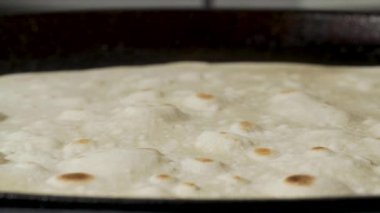 Geleneksel pita ekmeği tavada kabarcıkla şişer.