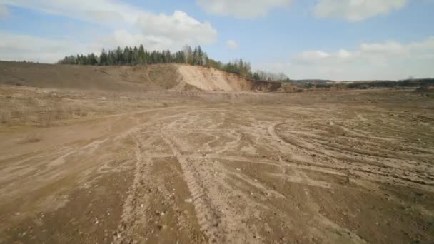 Kamieniołom balastowy piasku w pochmurny letni dzień — Wideo stockowe