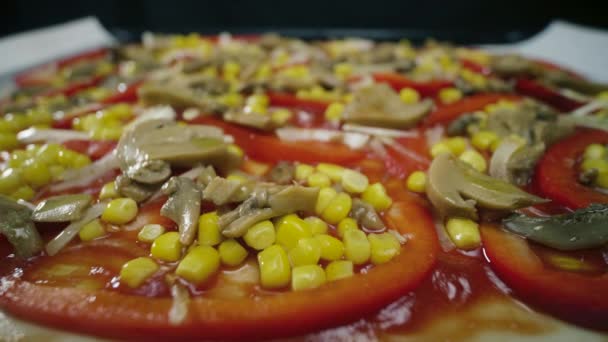 Házi készítésű vegán pizza gombával, borssal, kukoricával és olajbogyóval forog az asztalon — Stock videók