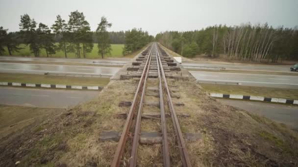 Ferrovia de bitola estreita abandonada na ponte sobre a raod, dia de outono — Vídeo de Stock