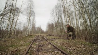 Kafkasyalı işçiler sonbahar ormanlarında demiryolu üzerinde ok mekanizması kuruyor.