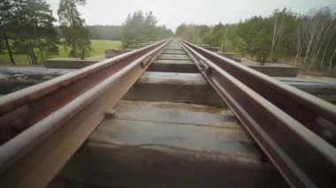 Terk edilmiş dar ölçü demiryolu. Sonbahar günü, Raod köprüsünde.