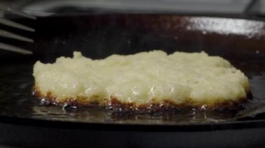 Patatesli gözleme Draniki tavada sebze yağında kızartılır ve döner, makro shot.