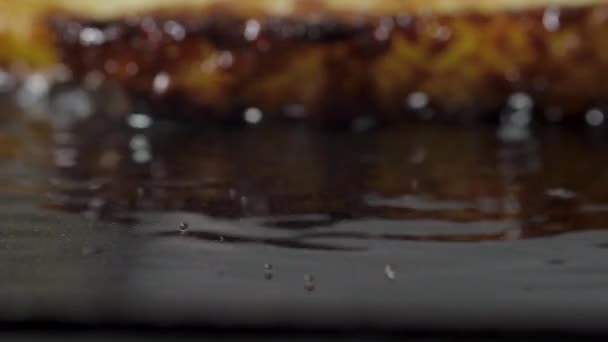 Пузырьки на горячей поверхности в масле во время жарки картофельных блинов, макровыстрел — стоковое видео