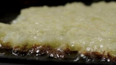 Patatesli gözleme draniki tavada sebze yağında kızartılır, makro shot.