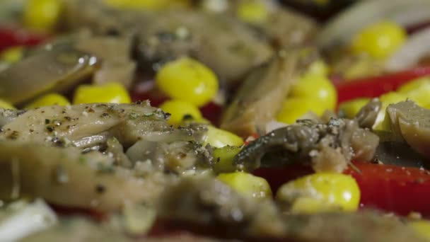 带有蘑菇、胡椒、玉米和橄榄的自制纯素食披萨在桌上旋转 — 图库视频影像