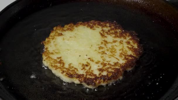 As panquecas de batata draniki fritam-se no óleo vegetal em uma panela, tiro macro — Vídeo de Stock