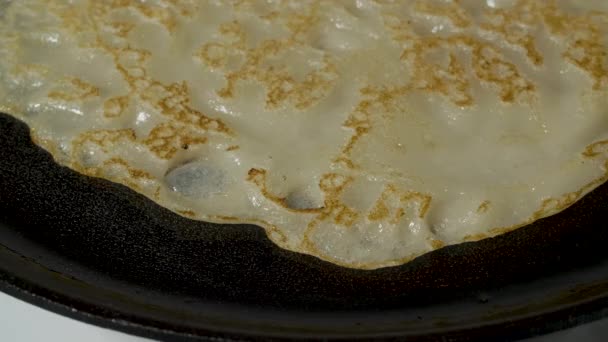 Делать жареные блины в чугунной сковородке вид сверху — стоковое видео