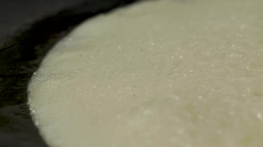 Dökme demir tava manzaralı kızarmış gözleme yapıyorum.