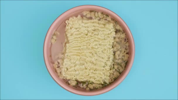 Förbereda en snabb nudlar pasta i rosa, ros skål, timelapse, ovanifrån — Stockvideo