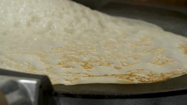用铸铁煎锅顶部视图做煎饼 — 图库视频影像
