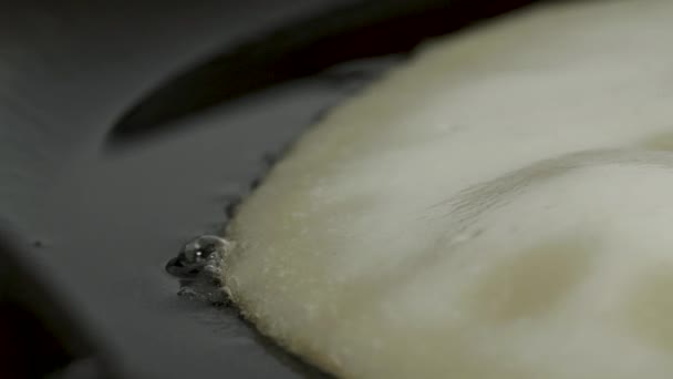 Fabrication de crêpes frites en fonte vue de dessus de la poêle — Video