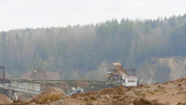 Dump camion décharger du sable sur la chaîne de montage sur la carrière de ballast — Video