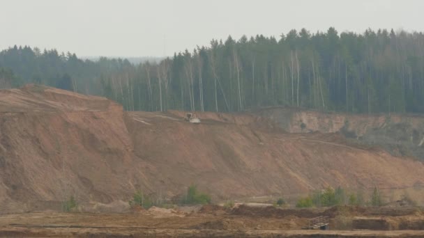 Kamieniołom balastowy piasku w pochmurny letni dzień — Wideo stockowe