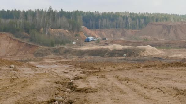 Cantera de arena de lastre en el día nublado de verano — Vídeo de stock