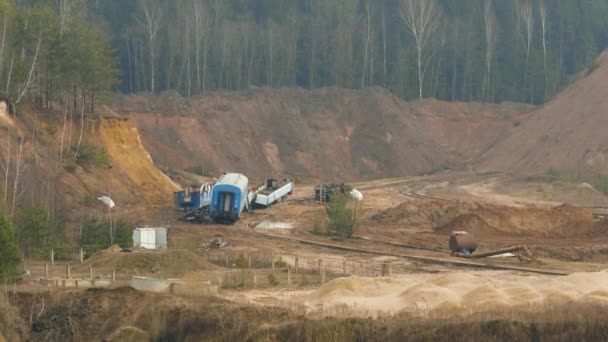 Vernietigde trein tussen de zandballast steengroeve op de bewolkte zomerdag — Stockvideo