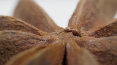 Yıldız anason, baharat beyaz arkaplanda masada döner