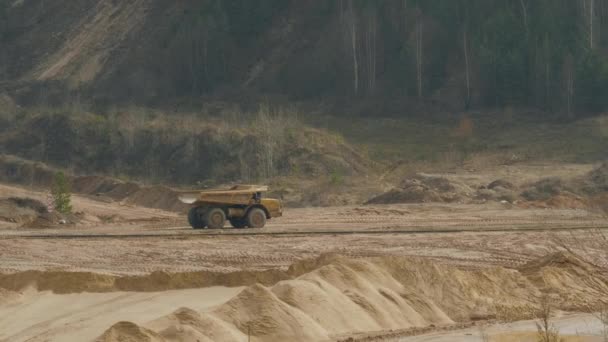 Gran camión volquete lleva la arena en la cantera de lastre — Vídeo de stock