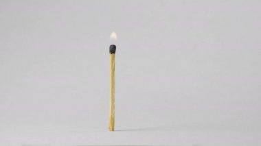 Kibrit yanıyor. Makro çekim, tükenme ya da iktidarsızlık kavramı