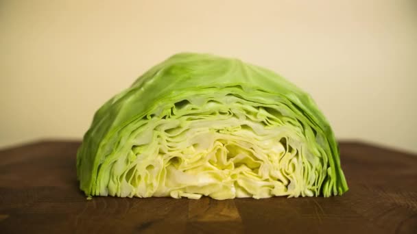 A cortar repolho. Closeup de vegetais picados em tábua de corte de madeira. Parar animação movimento — Vídeo de Stock